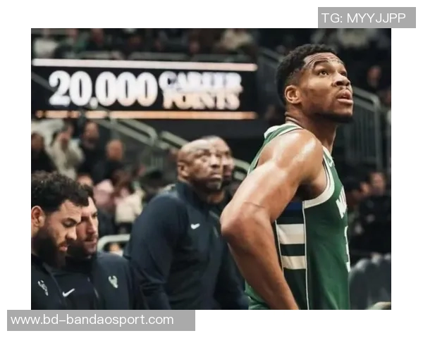 字母哥首投即成经典瞬间暴扣福德与弗拉格震撼全场 字母哥首投即成经典瞬间暴扣福德与弗拉格震撼全场