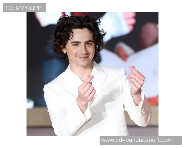 美国演员甜茶佩戴拜仁手套引热议拜仁官推称赞查拉梅懂球