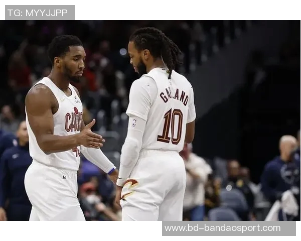 米切尔半场表现亮眼12投7中斩获17分6篮板2助攻且零失误正负值高达19 米切尔半场表现亮眼12投7中斩获17分6篮板2助攻且零失误正负值高达19