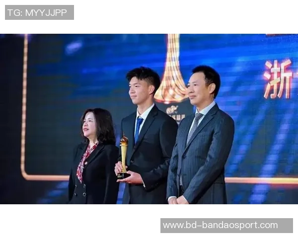 王钰栋19岁生日庆祝照曝光本赛季30场斩获12球荣膺本土射手王