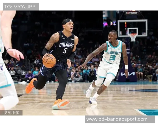 乌布雷与班凯罗体重差异明显却在场上展现顽强对抗精神