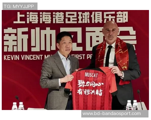 海港新闻官分享球队全家福穆斯卡特居中六名外援齐聚一堂