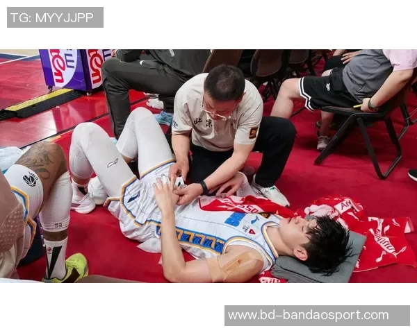 曾凡博再度受伤紧急送医检查球迷为其健康担忧