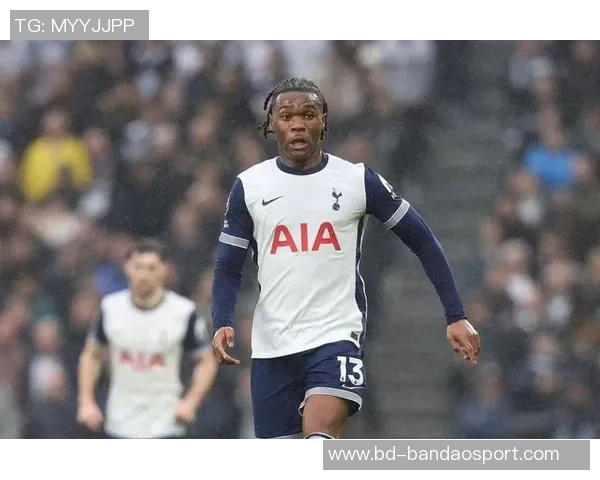 热刺主场失利西汉姆新援索萨赛后更衣室与队友互动 热刺主场失利西汉姆新援索萨赛后更衣室与队友互动