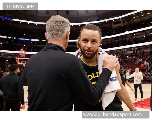 科尔感激库里和巴特勒的场边支持这对年轻球员成长至关重要