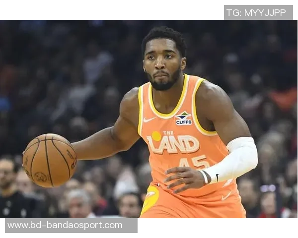 米切尔短暂出战18分钟表现平平贡献7分1板2助2断展现潜力 米切尔短暂出战18分钟表现平平贡献7分1板2助2断展现潜力