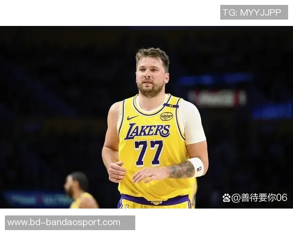 东契奇疲惫示意詹姆斯单打老詹杀死比赛后深情回应我懂你 东契奇疲惫示意詹姆斯单打老詹杀死比赛后深情回应我懂你