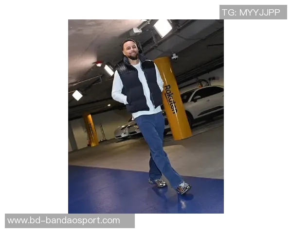 库里今日亮相穿搭JoeFreshgoods与NewBalance联名2010款球鞋引发热议